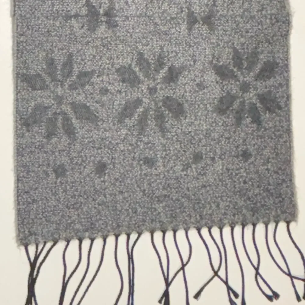 NWT Cejon Women's Gray Scarf Snowflake Pattern Heather Gray w/ fringe wrap scarf